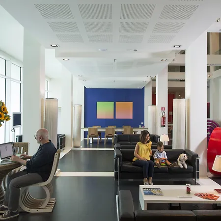 莫姆酒店 4* 欧吉特奥罗纳